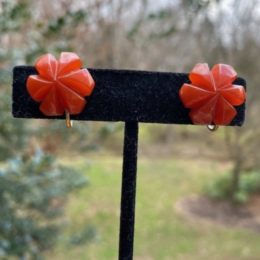 VTG BAKELITE Caramel Flower Carved EARRINGS - Picture 1 of 9